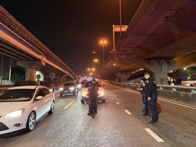 ▲ 仁武分局巡邏員警行經仁武區霞海路與後港巷口，發現一部自小客車形跡可疑遂上前攔查，惟該車不僅拒檢逃逸。還企圖倒車衝撞，員警依法拔槍喝斥並朝該車前方輪胎射擊共計15槍，現場無人受傷。（圖／記者郭凱杰翻攝）