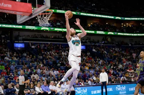 ▲搜尋「Jay Huff Reverse Dunk」關鍵字，就可以搜到不少張赫夫反手扣籃的動作。（圖／美聯社／達志影像）