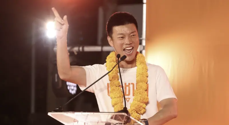 ▲泰國人民黨黨魁納塔蓬接棒皮塔，將角逐2026年2月8日的總理大位，力拚國會過半。（圖／翻攝自Khaosod English）