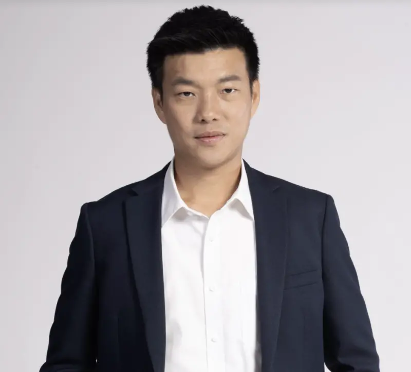    ▲納塔蓬是出身富裕之家、畢業於朱拉隆功大學的電腦工程師，領導風格不時引發爭議。（圖／翻攝自Khaosod English）  