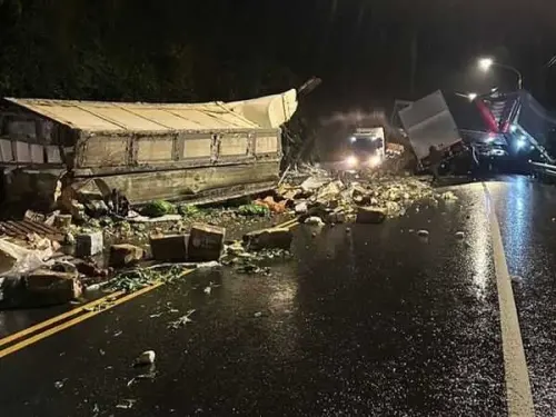 台2線驚傳嚴重車禍！2聯結車猛對撞「貨物全灑一地」現場如災難片
