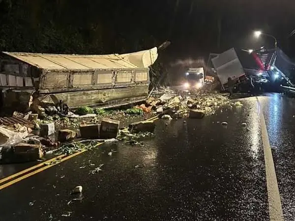 ▲新北市貢寮區台2線105.5公里處，昨（27日）晚間發生一起聯結車對撞車禍。（圖／翻攝畫面）