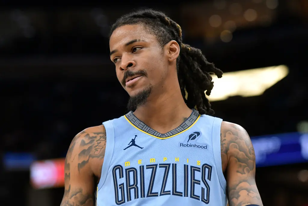 ▲曼菲斯灰熊隊球星賈·莫蘭特（Ja Morant）近期再次遭遇傷病困擾，邁阿密熱火隊似乎正盤算以「跳樓價」將這位全明星後衛帶回南海岸。（圖／美聯社／達志影像）