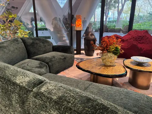 ▲陶朱隱園一樓大廳充滿藝術氛圍，從訂製傢俱到藝術擺設皆造價不斐。每月19萬的管理費，主要即是用於維持這類「藝術住宅」的高規格維護與物管團隊人事成本。（圖／記者徐銘穗攝）