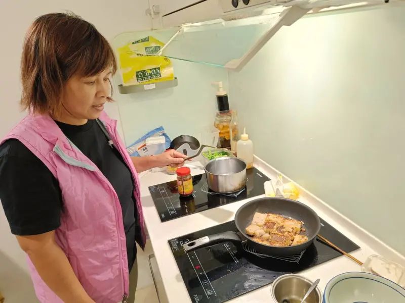 ▲「煲底」闆娘Cat媽，不僅親手烹調道地家鄉味，還打造一個洋溢香港情懷的溫馨據點，（圖／業者提供）