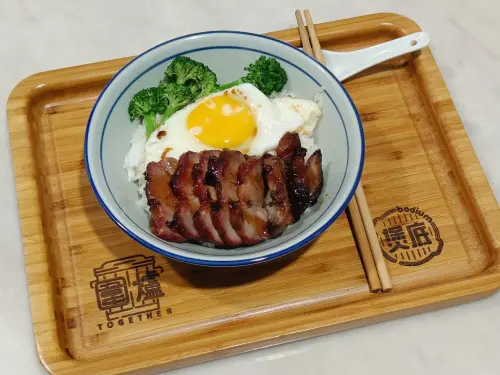 ▲Cat媽雖非科班出身，做起港味卻一點不含糊。包括蜜汁叉燒、脆皮燒肉等全是正宗港味。（圖／業者提供）