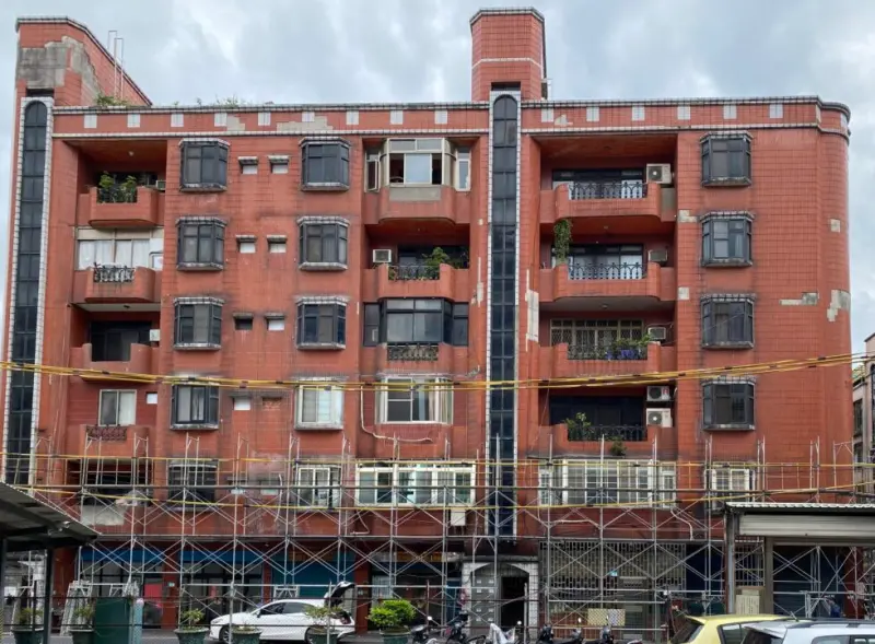 ▲社區幫整合外牆安全評估、工程專業、危老諮詢與補助申請等資源，協助社區從前期判斷、專業評估到實際啟動修繕工程，降低管委會在決策與執行上的門檻階段。（圖／信義房屋提供）