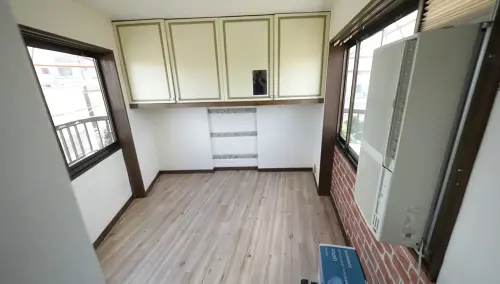 ▲極小宅房子內的房間，只能放下一張沙發床，上面是寶貴的收納空間。（圖／翻攝自YouTube＠Tokyo Lens）