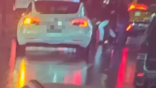 ▲司機因另有預約乘坐拒載並勸兄弟倆關門小力，當車遭到拖下車痛扁。（圖／翻攝畫面）