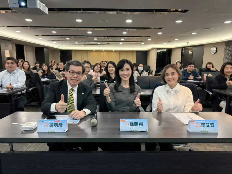 ▲MET「2026 醫療行銷策略工作坊」學員與講師大合照，近 60 位來自全台醫療院所國際醫療單位齊聚交流。MET 基金會吳明彥執行長（左）、新聞主播徐韻翔（中）、中國附醫國際醫療中心周艾齊執行長（右）。（圖／徐韻翔臉書）