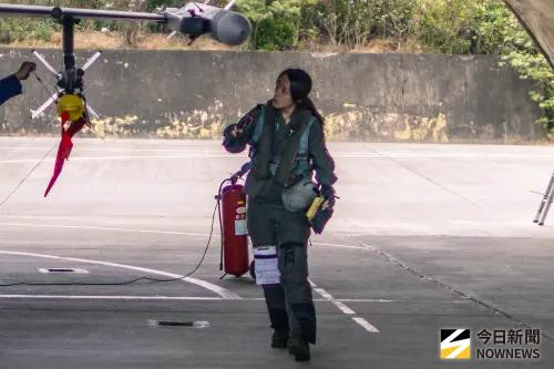 捍衛女戰士超吸睛！F-16狙擊手莢艙首曝光　馬尾女飛官飛成焦點
