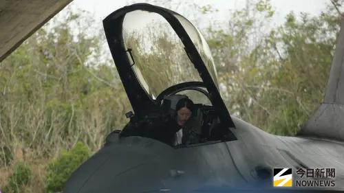 ▲F-16V上尉女飛官陳怡慈進行起飛前作業。（圖／記者呂炯昌攝，2026.01.28）