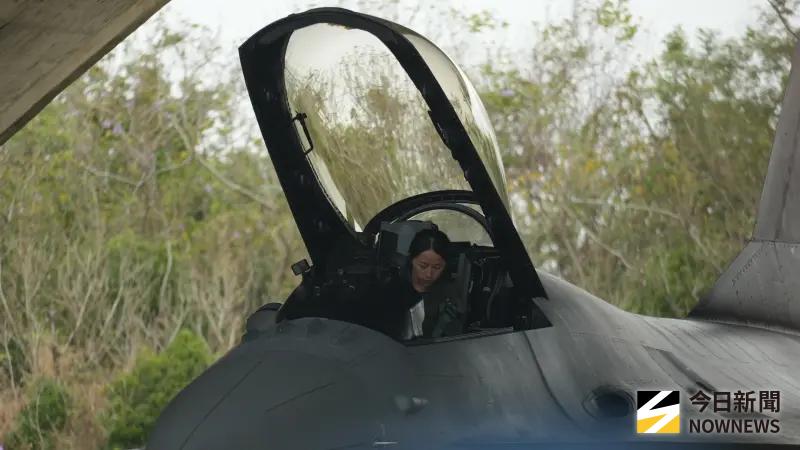    ▲F-16V上尉女飛官陳怡慈進行起飛前作業。（圖／記者呂炯昌攝，2026.01.28）  