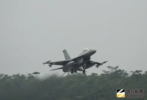 ▲空軍第四聯隊F-16V戰機升空。（圖／記者呂炯昌攝）