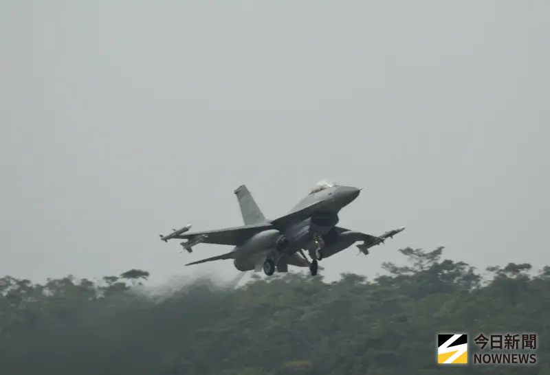    ▲空軍第四聯隊F-16V戰機升空。（圖／記者呂炯昌攝）  