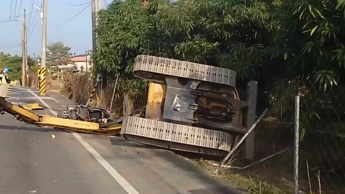 ▲大貨車載運怪手行經萬巒鄉信敏路彎道時疑似重心不穩翻落，正好壓及對向機車騎士送醫不治。（圖／記者莊全成翻攝）