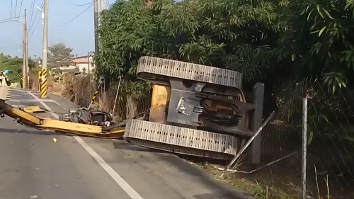 屏東萬巒信敏路大貨車轉彎怪手翻落壓死騎士
