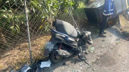 ▲機車騎士遭怪手砸落，車輛全毀，騎士當場失去生命跡象。（圖／翻攝畫面）
