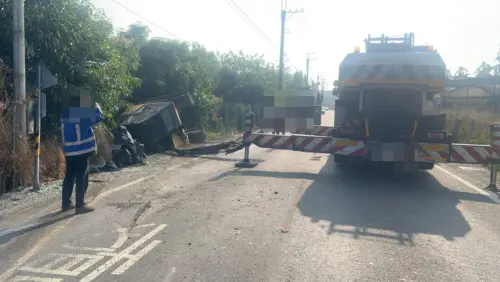 ▲大貨車上的怪手行進間掉落，砸死行經機車騎士。（圖／翻攝畫面）