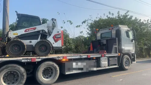 快訊／「飛」來橫禍！屏東貨車甩落怪手砸死對向機車騎士
