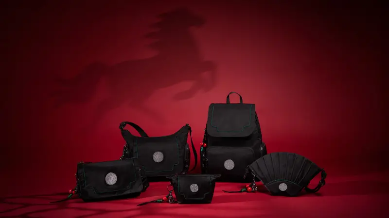 ▲Kipling春節限定「馬上猴你好運包」系列，招好運又百搭，輕盈迎接馬年新春。（圖／品牌提供）