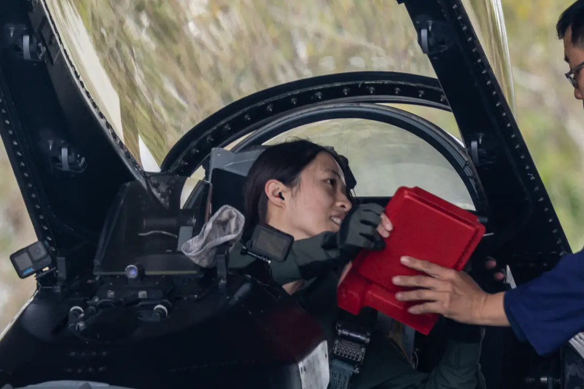 ▲空軍F-16飛官陳怡慈上尉28日執行戰鬥空中巡邏（CAP）任務。（圖／國防部提供）