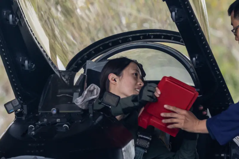 ▲空軍F-16飛官陳怡慈上尉28日執行戰鬥空中巡邏（CAP）任務。（圖／國防部提供）