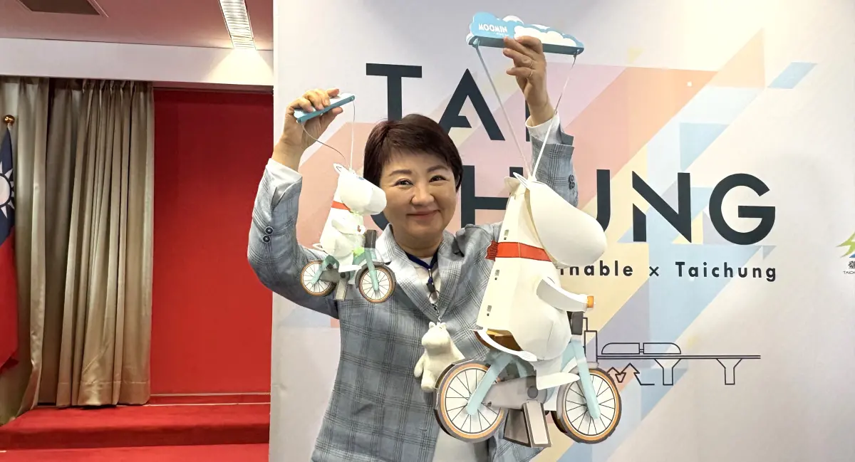 ▲台中市的姆明小提燈大受歡迎，許多家長帶著孩子四處排隊索取提燈。（圖／記者顏幸如攝，2026.01.28）