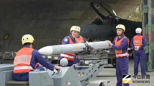 ▲空軍第四聯隊執行春節加強戰備操演，F-16戰機執行潛力裝掛作業，掛載AIM-120飛彈。（圖／記者呂炯昌攝）