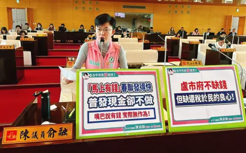 ▲市議員陳俞融批評市府普發「馬上有錢」春聯，是讓市民貼在門上自我安慰。（圖／陳俞融提供，2026.01.28）
