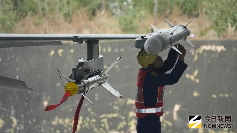 ▲空軍第四聯隊執行春節加強戰備操演,F-16戰機執行潛力裝掛作業。(圖/記者呂炯昌攝)