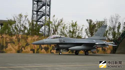 ▲空軍第四聯隊28日執行春節加強戰備操演，F-16戰機執行潛力裝掛作業後，進氣口右方搭載狙擊手夾艙，準備升空進行戰鬥空中巡邏（CAP）任務。（圖／記者呂炯昌攝）