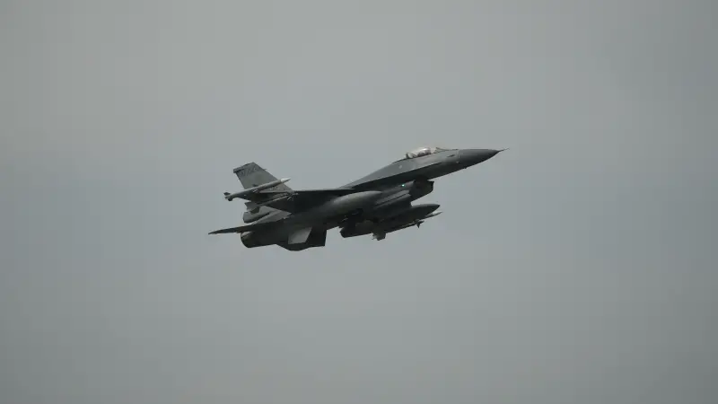 ▲F-16V戰機升空,狙擊手莢艙也在春巡首次曝光。(圖/記者呂炯昌攝)