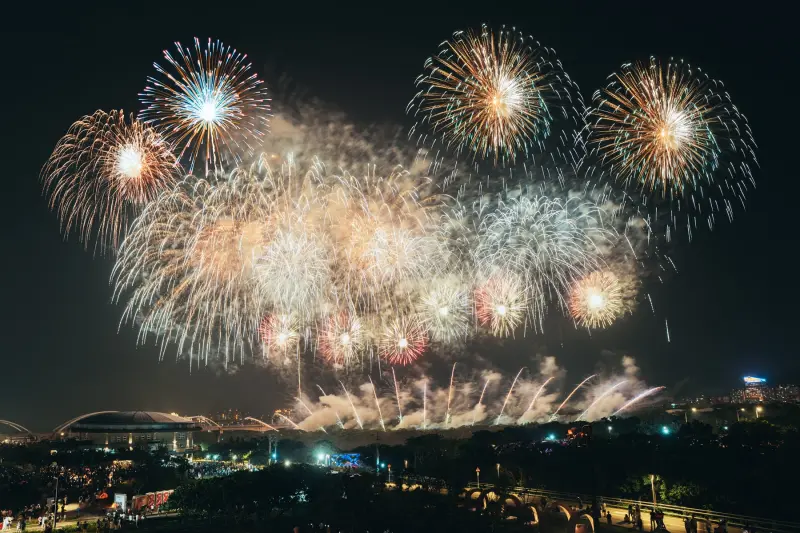 ▲配合新北市美術館開館周年及捷運三鶯線通車，4至6月將陸續推出煙火、表演、建築光雕等系列活動。（圖／新北文化局提供）