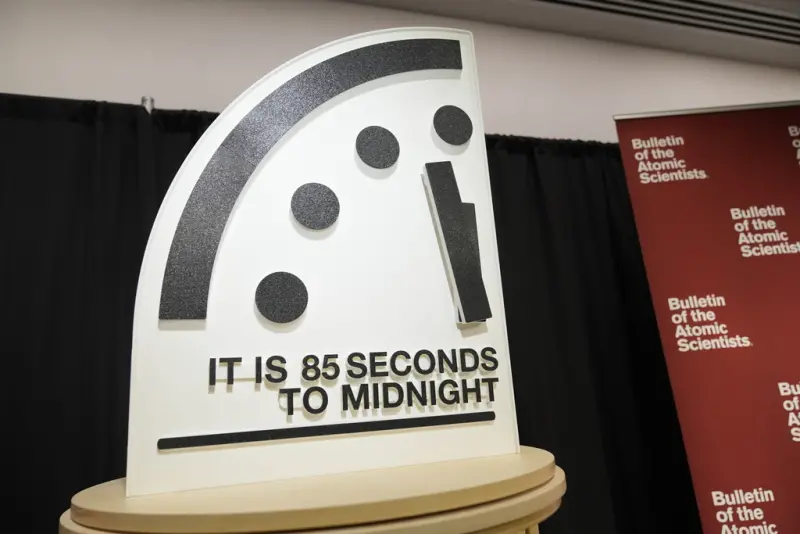 ▲象徵人類距離自我毀滅程度的「末日鐘」（Doomsday Clock），撥至午夜前85秒，比去年撥快了4秒。（圖／美聯社／達志影像）