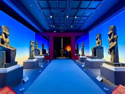 ▲彷彿走入神廟，塞赫麥特女神雕像對稱如列。（圖／記者蕭涵云攝）