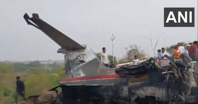 ▲印度28日發生空難，馬哈拉什特拉邦副首席部長巴瓦爾（Ajit Pawar）搭乘的小型商務機，嘗試降落時撞擊地面，機上5人全數罹難。（圖／翻攝自Ｘ／ANI）