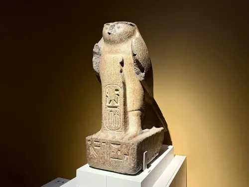 ▲拉美西斯二世的守護神「拉-哈拉胡提」隼雕像，仔細看羽翼細節豐富。（圖／記者蕭涵云攝）