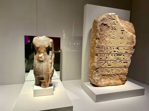 ▲左起：被霍朗赫布佔用的圖坦卡門雕像、女王哈特謝普蘇特王名框被抹除的石碑。（圖／記者蕭涵云攝）