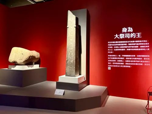 ▲「身為大祭司的王」展區，巨型雕像磅礴。（圖／記者蕭涵云攝）