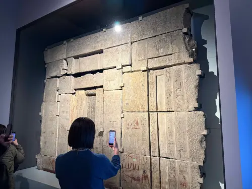 ▲多達18件局部的烏里倫普塔墓室的祭堂牆面，光佈置就花了5天，站在前面彷彿看見真的墓室。（圖／記者蕭涵云攝）