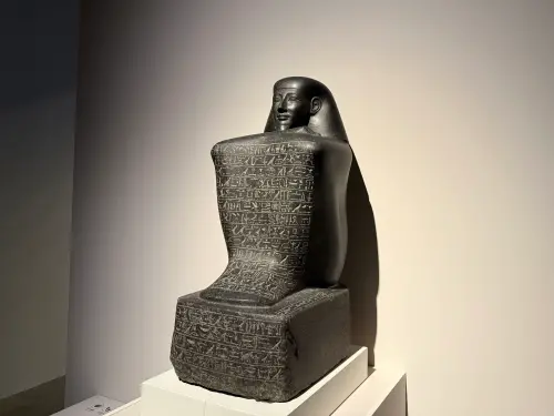 ▲特殊方塊造型的「官員塞內弗的雕像」。（圖／記者蕭涵云攝）