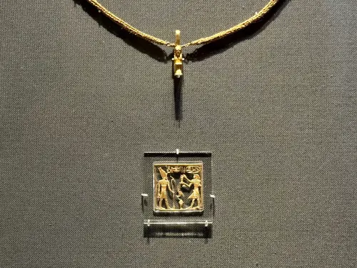 ▲阿蒙涅姆赫特四世向亞圖姆神獻祭的銘牌。（圖／記者蕭涵云攝）