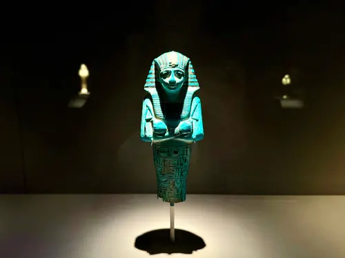 ▲最搶眼的藍色釉陶製沙布提俑。（圖／記者蕭涵云攝）