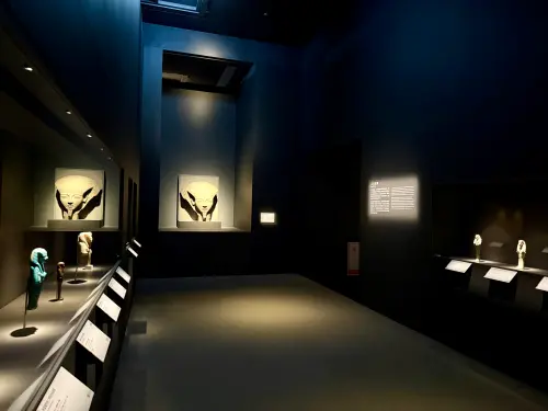 ▲帶領觀眾即將將步入墓室意象。（圖／記者蕭涵云攝）