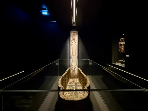 ▲「歐西里斯造型的阿蒙霍特普一世雕像」巧妙正對「神廟守門人亞赫摩斯的棺柩底座」，傳遞獲得永生意象。（圖／記者蕭涵云攝）