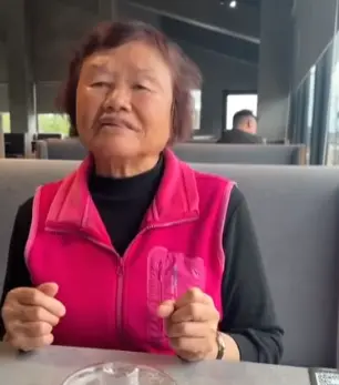 ▲張美阿嬤農場從2025年開始鬧雙胞，讓遊客一頭霧水，張美阿嬤本人也在年初透過鏡頭親口說明：「張美阿嬤這個品牌，兩邊都可以用。」（圖／資料畫面）