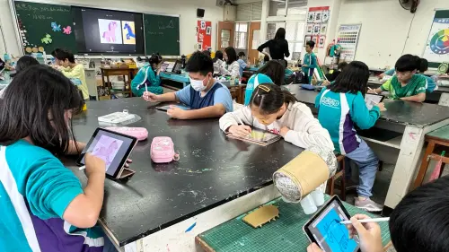 藝術結合科技　正興國小學生創作190匹「夢想馬」
