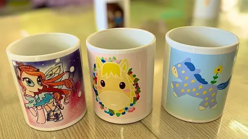 ▲優勝作品製作成特製紀念杯，將數位創作化為可使用、可珍藏的生活物件。（圖／高市府教育局提供）