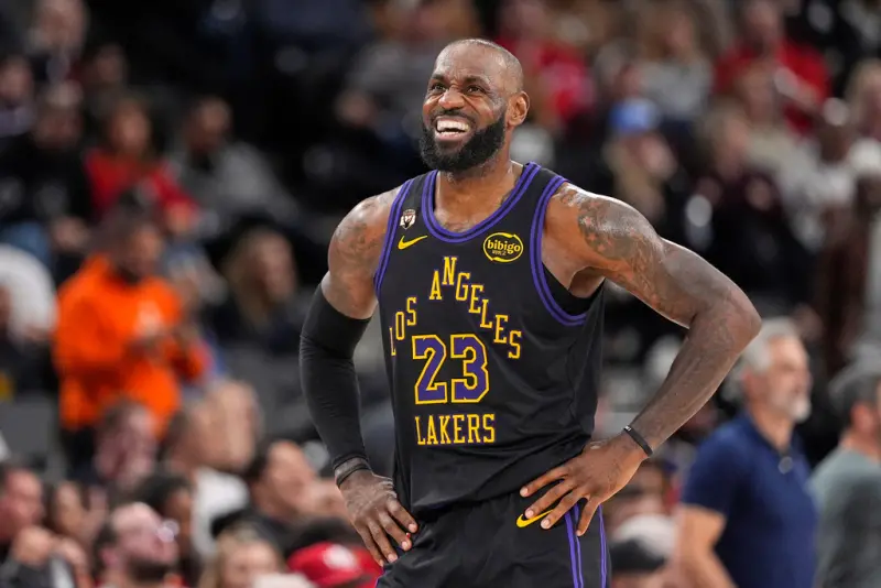 ▲NBA洛杉磯湖人「最老」球星詹姆斯（LeBron James），整個1月出戰球隊14場中的13場，包含近期7天5戰全勤，他於最新一期個人節目《Mind the Game》中，也談到如何在高齡41歲情況下，仍保持高水準競技狀態的原因，甚至笑說想榨乾自己。（圖／美聯社／達志影像）